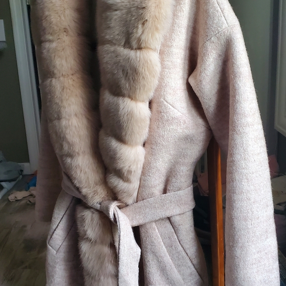 Elegant Beige Faux Fur Trimmed Women's Coat - Picture 3 of 4